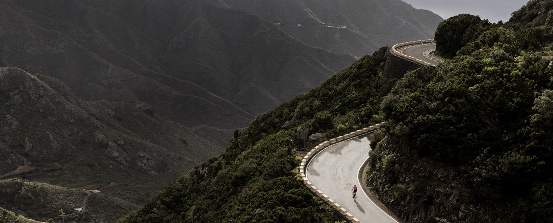 Suunto road cyclist riding high on the cliffs